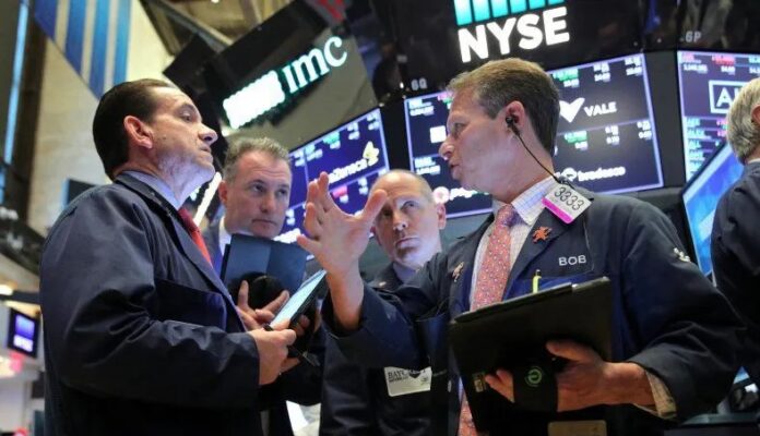 Wall Street Untung Besar, Indeks Dow Ditutup Melonjak 823 Poin