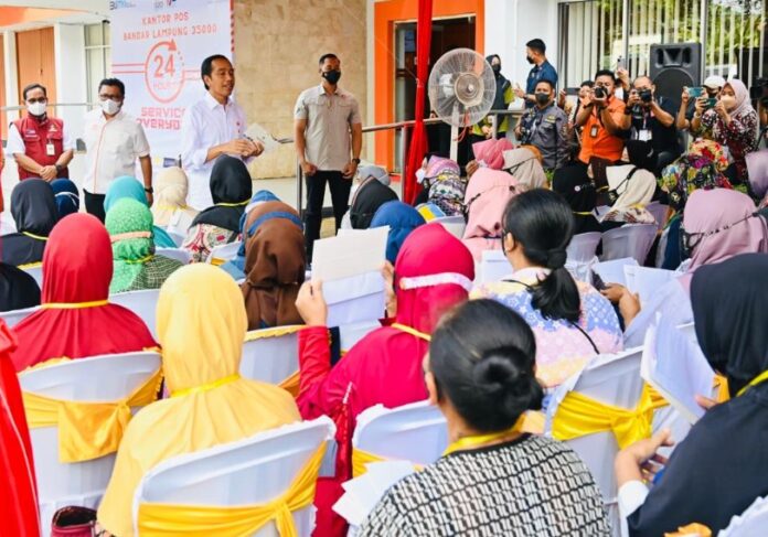 Presiden Jokowi Tinjau Penyaluran BLT BBM di Kantor Pos Bandar Lampung