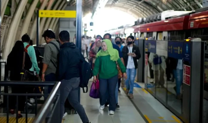 Penumpang LRT Jabodebek